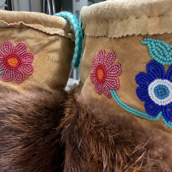 Moose hide Inuit boots - Picture 5 of 6